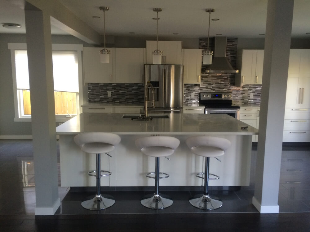 white-kitchen-with-stools